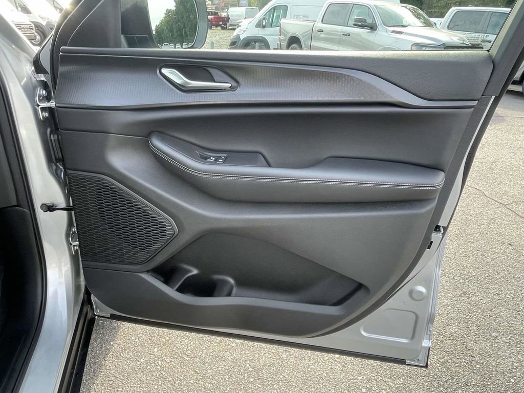 New 2025 Jeep Grand Cherokee L Laredo w/ Luxury Tech Group I image 16