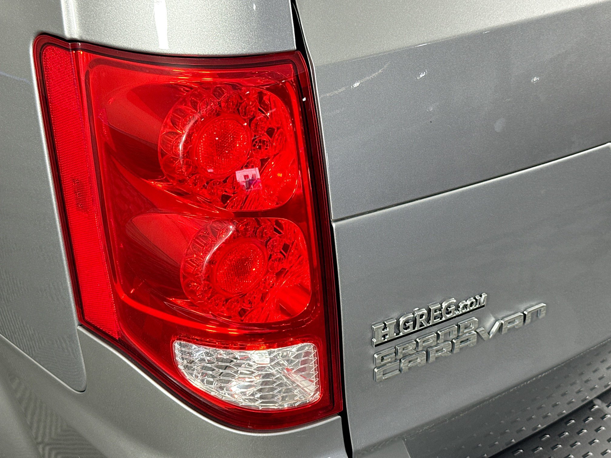 Used 2018 Dodge Grand Caravan SE w/ UConnect Hands-Free Group FWD image 32