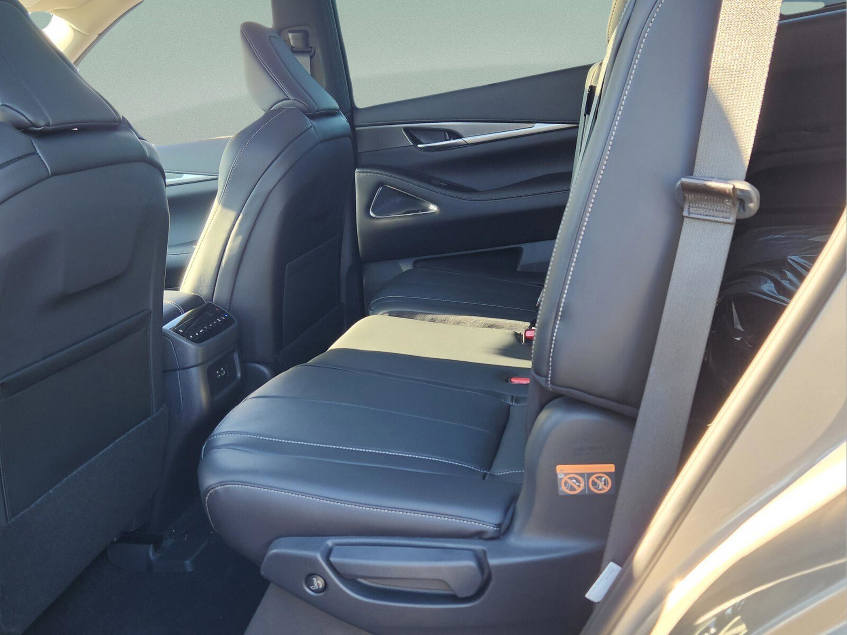 Certified 2025 INFINITI QX60 Luxe image 11