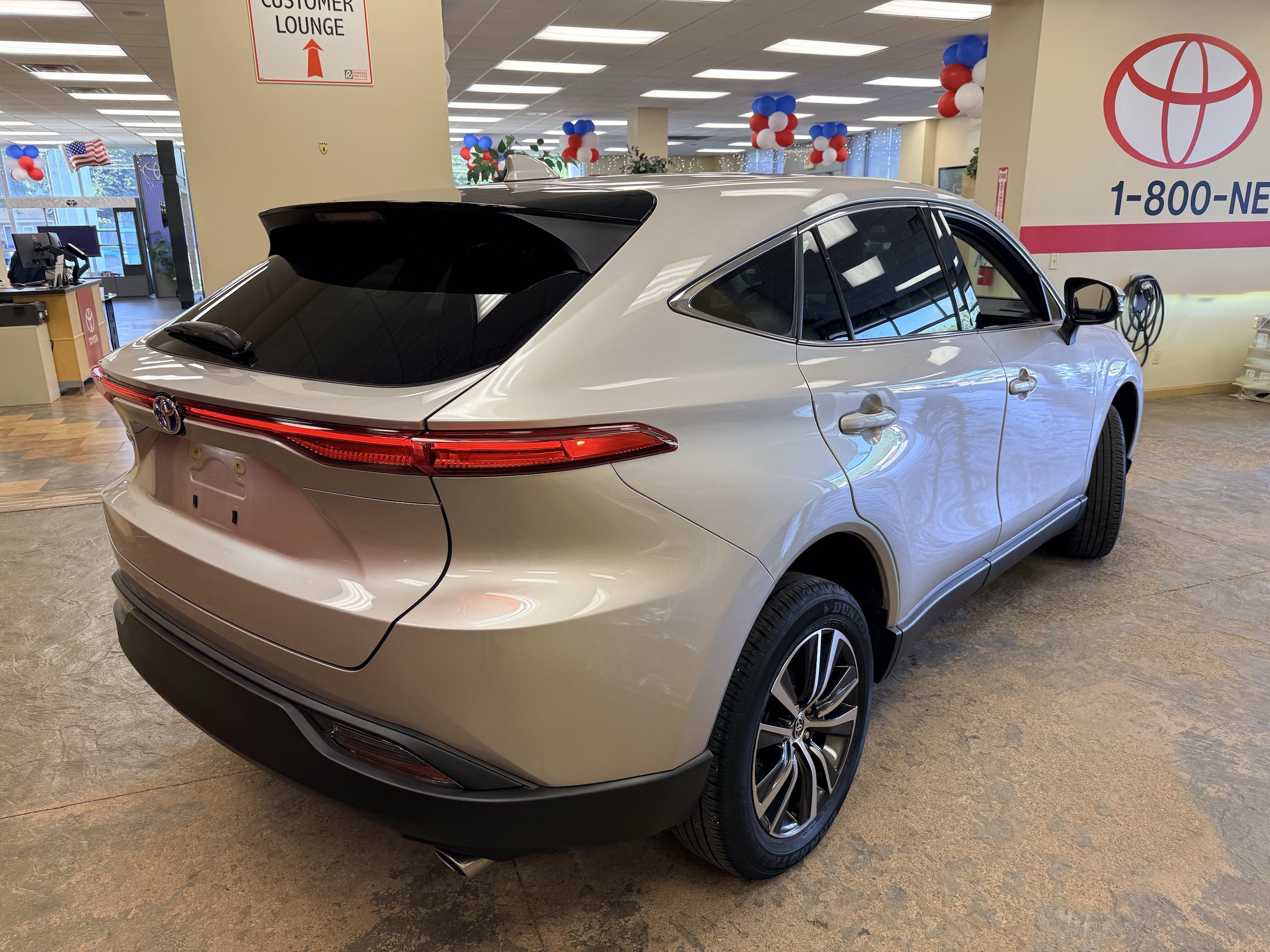 Used 2023 Toyota Venza LE AWD/4WD image 11