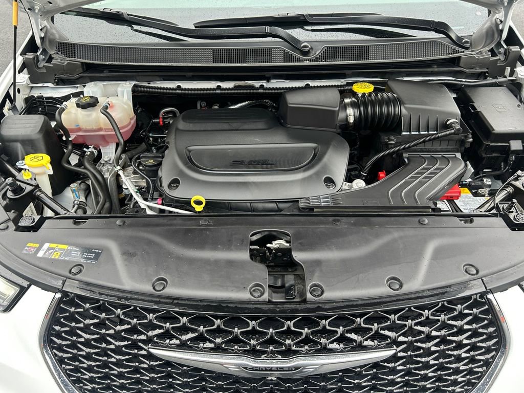 Used 2024 Chrysler Pacifica Limited image 29