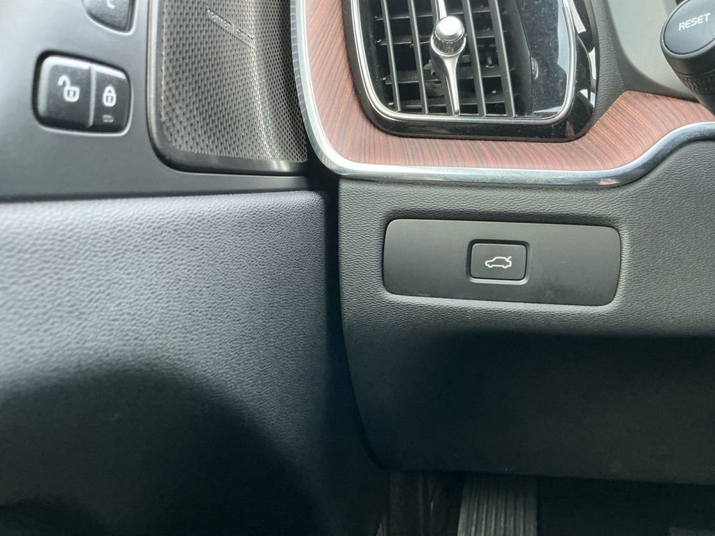 Used 2024 Volvo XC60 B5 Plus image 23