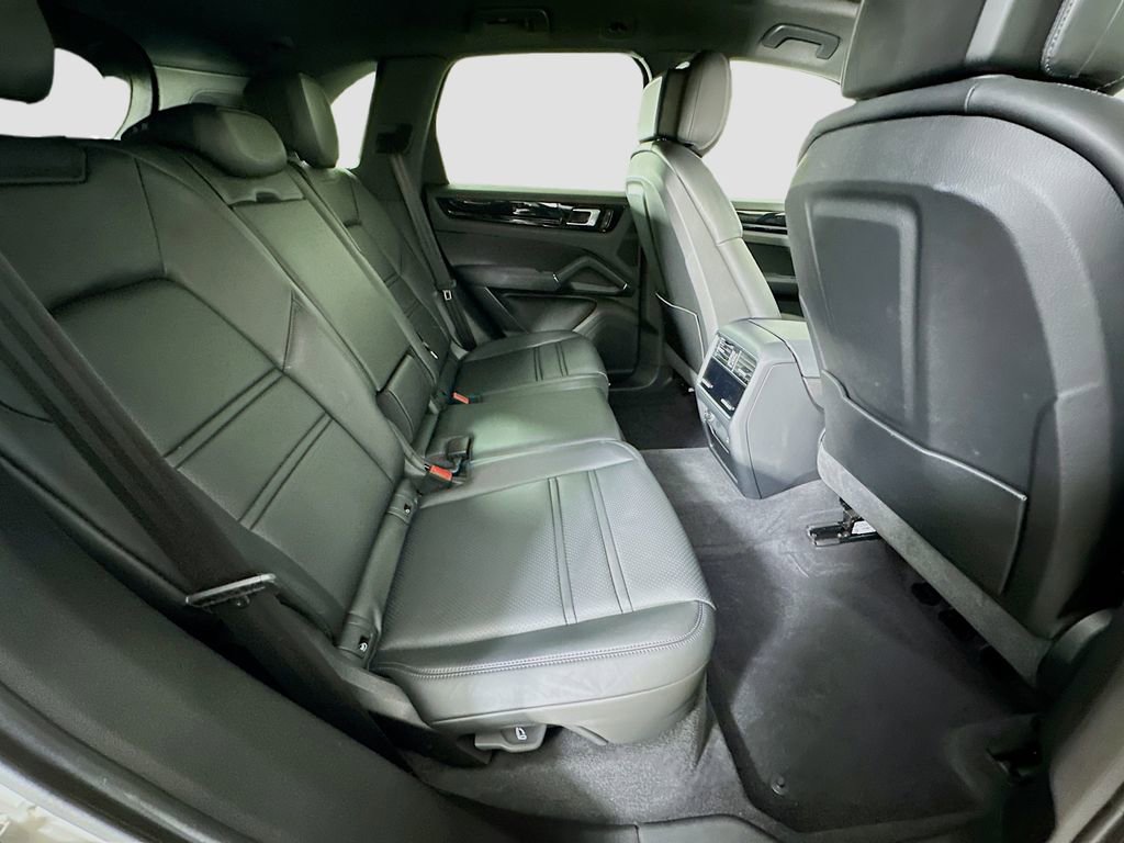 Certified 2023 Porsche Cayenne Platinum Edition image 28