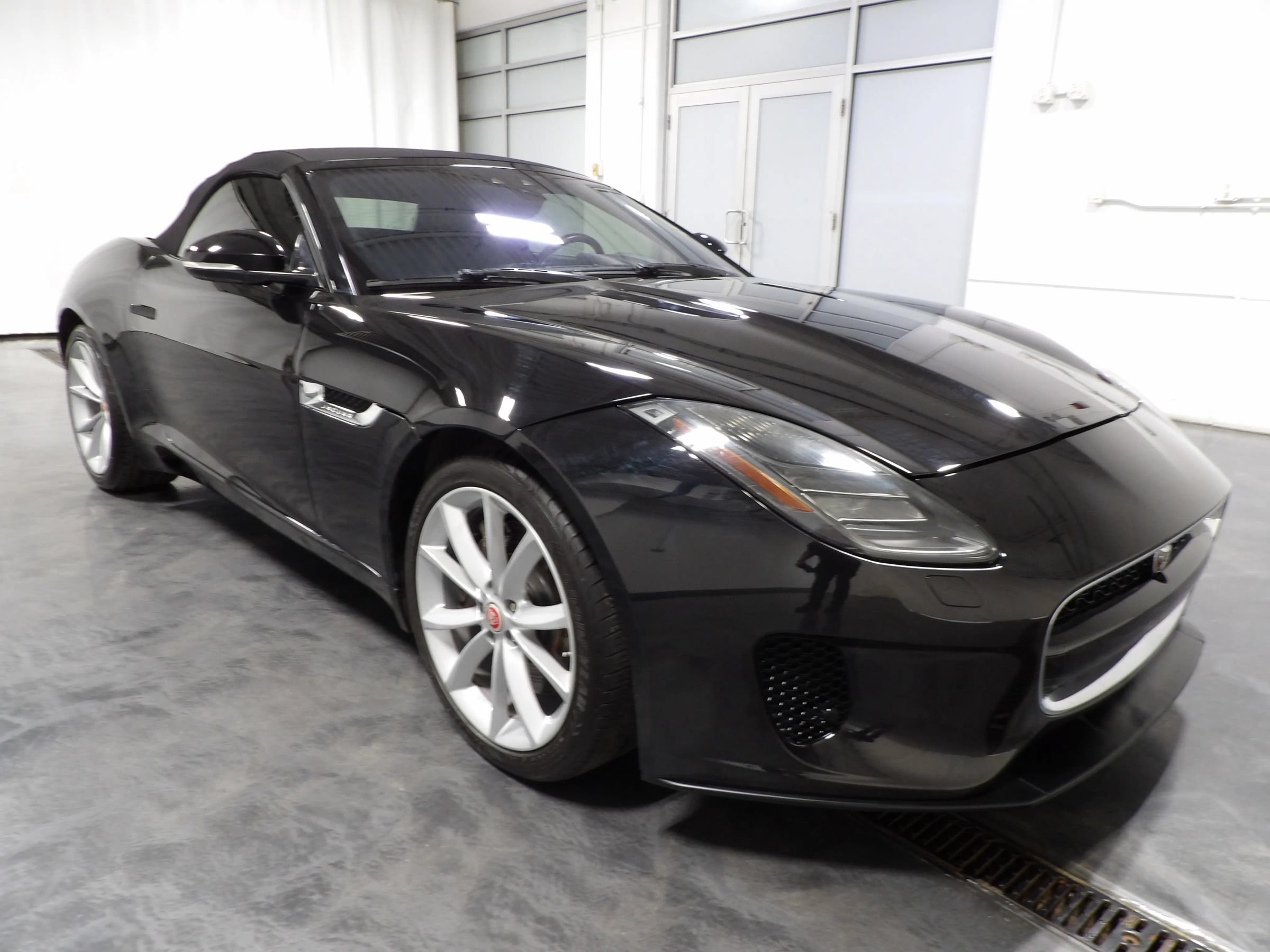 Used 2020 Jaguar F-TYPE Convertible RWD image 9