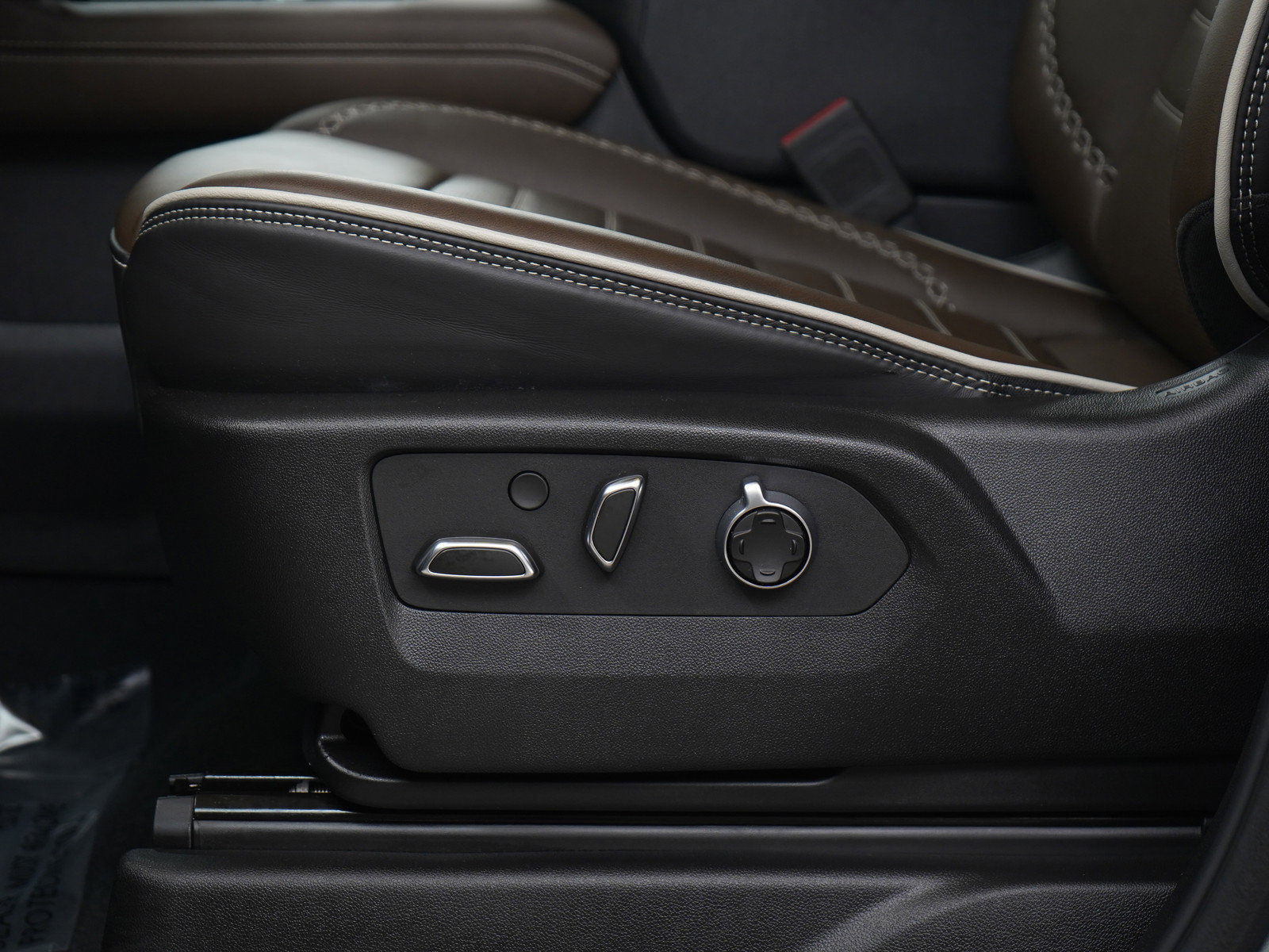 Used 2025 GMC Yukon Denali Ultimate w/ LPO, Floor Liner Package image 27