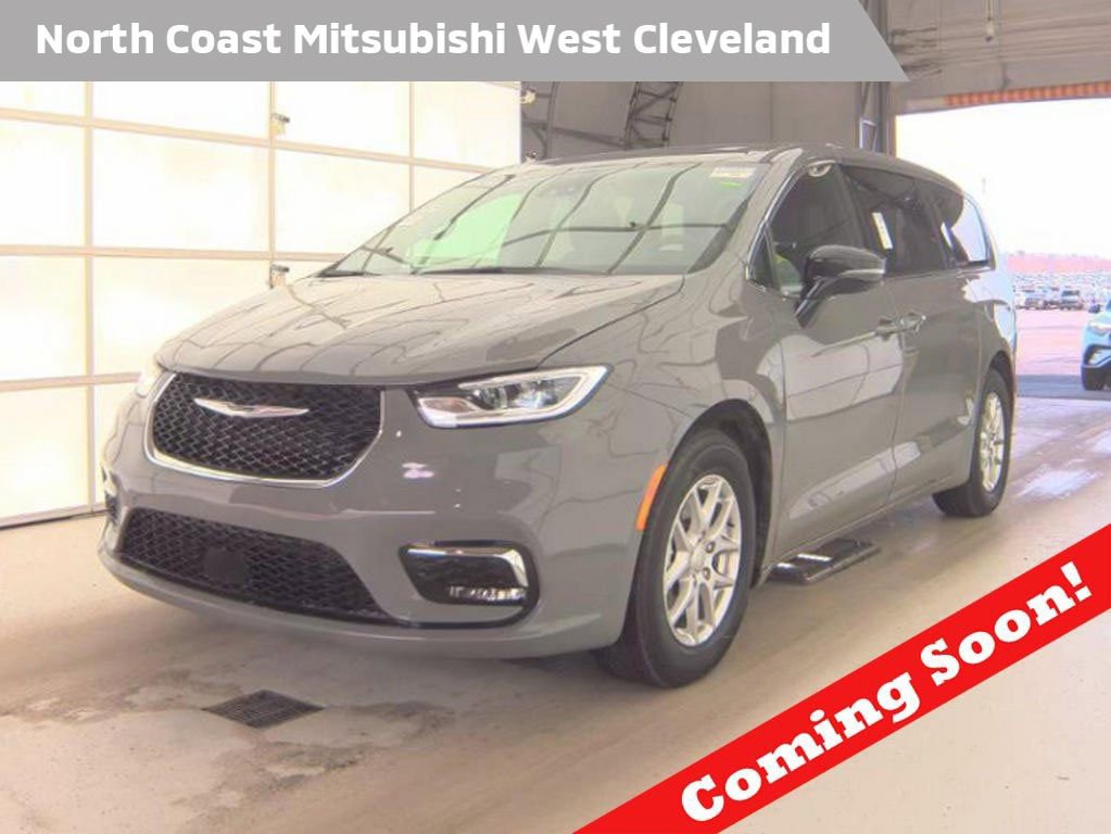 Used 2025 Chrysler Pacifica Select image 1