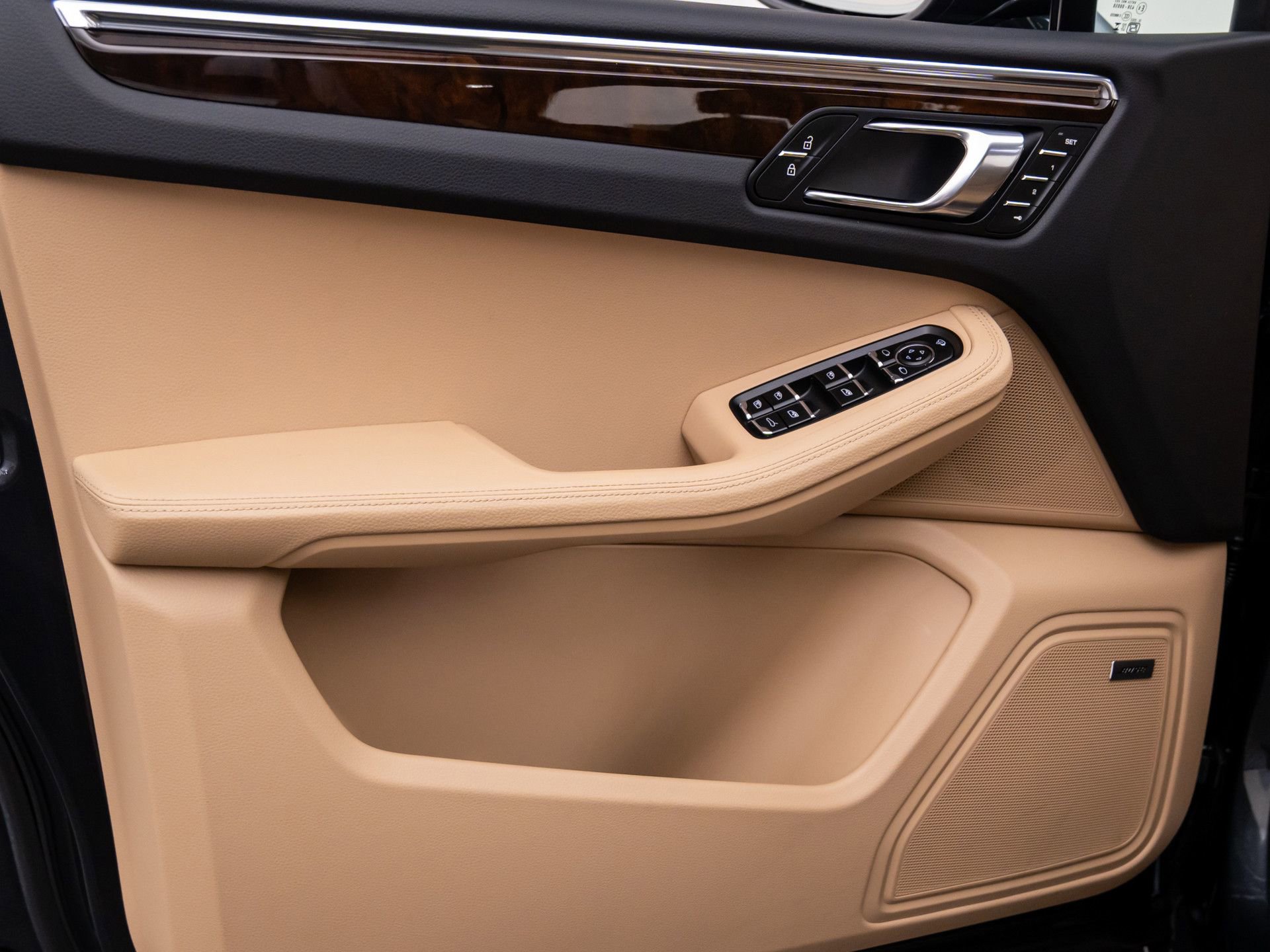 Certified 2025 Porsche Macan image 14