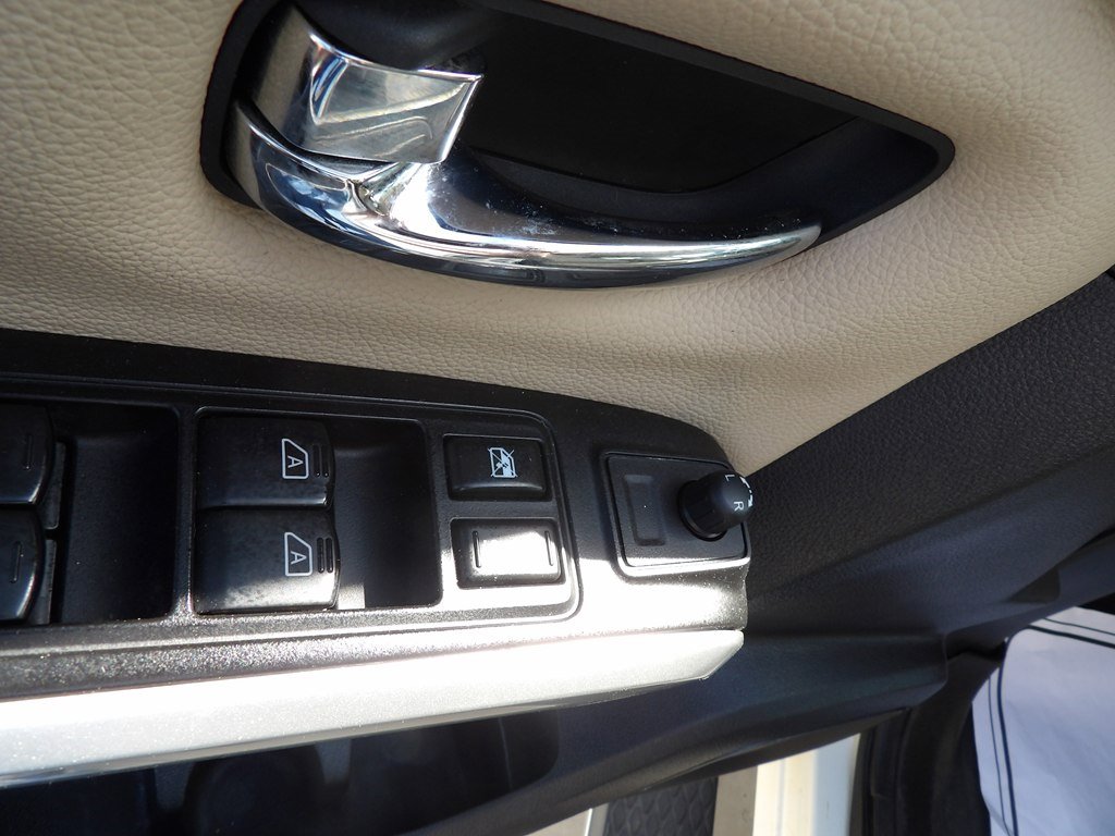 Used 2017 Nissan Titan SL w/ Chrome Package image 10