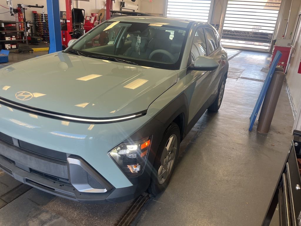 Used 2024 Hyundai Kona SE image 2