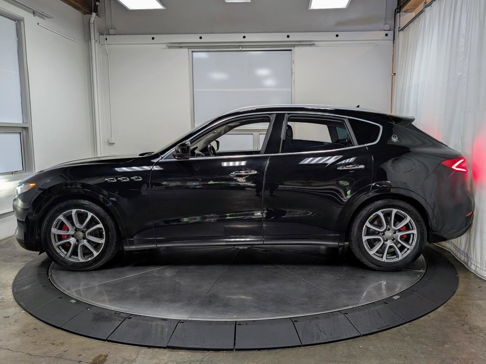 Used 2017 Maserati Levante w/ Luxury Package AWD/4WD image 6