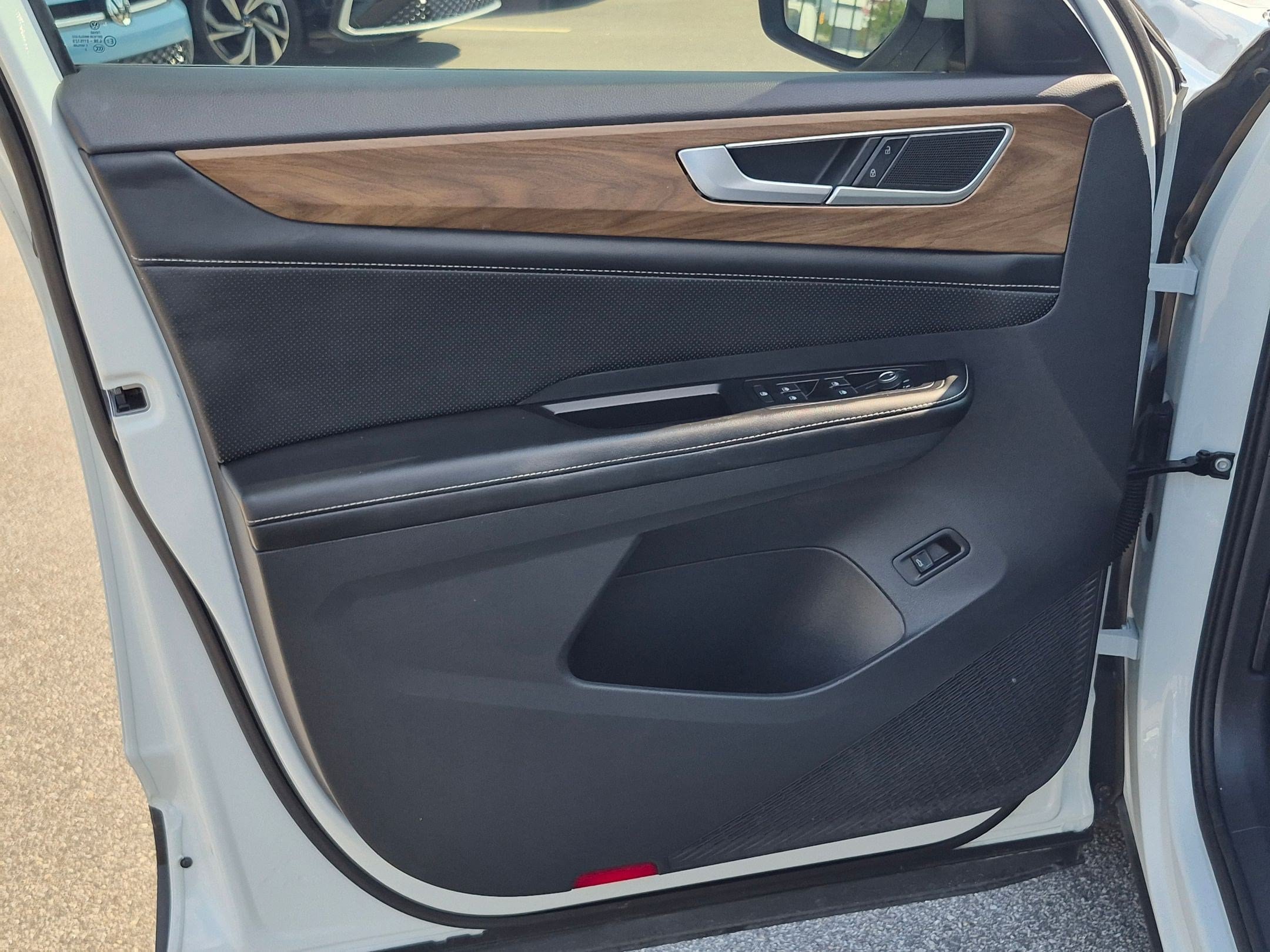 Used 2024 Volkswagen Atlas SE w/ Panoramic Sunroof Package FWD image 12