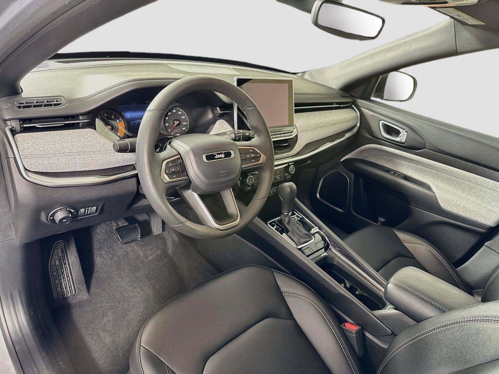 Used 2023 Jeep Compass Latitude AWD/4WD image 3