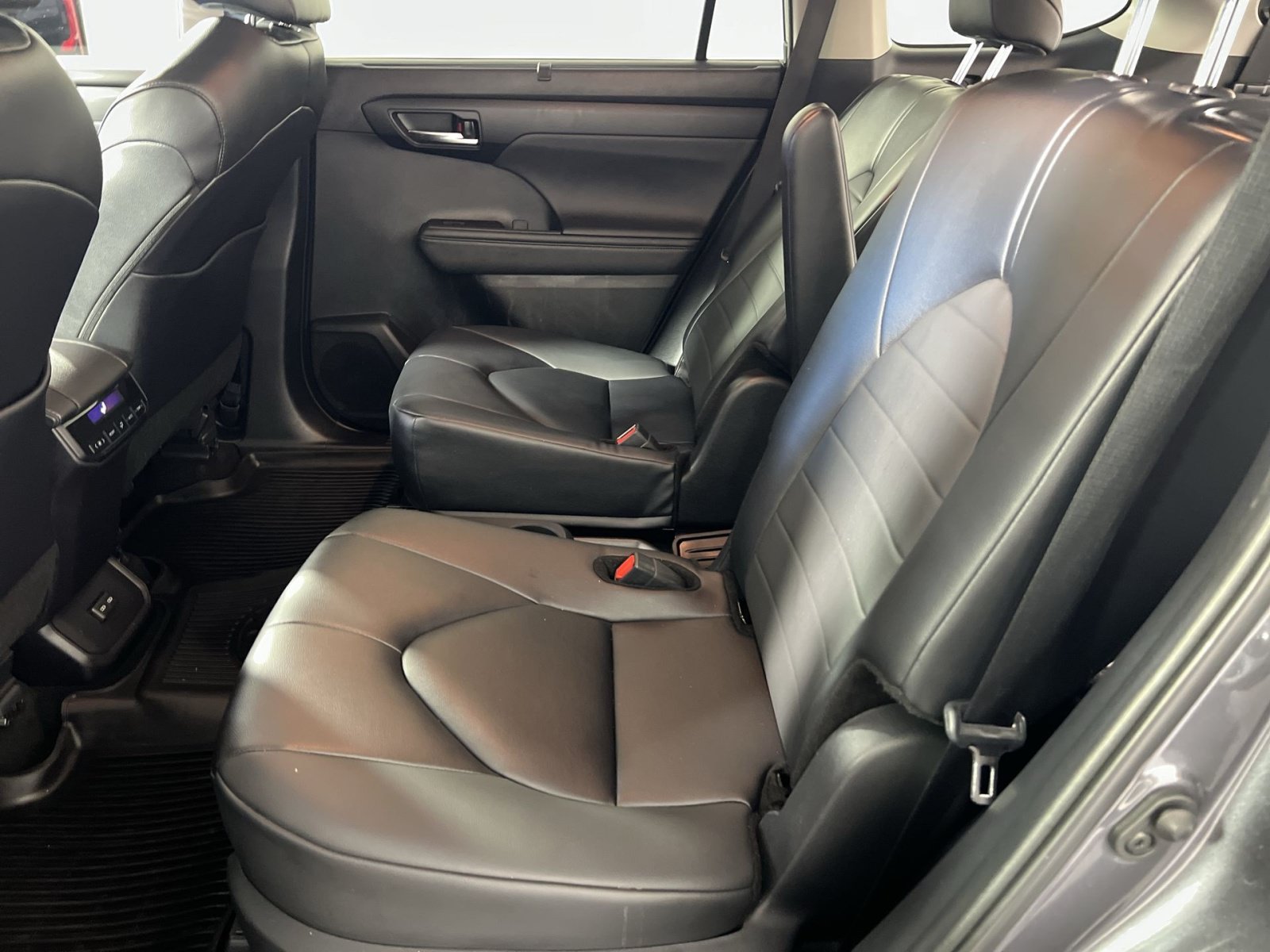 Used 2024 Toyota Highlander XLE AWD/4WD image 25