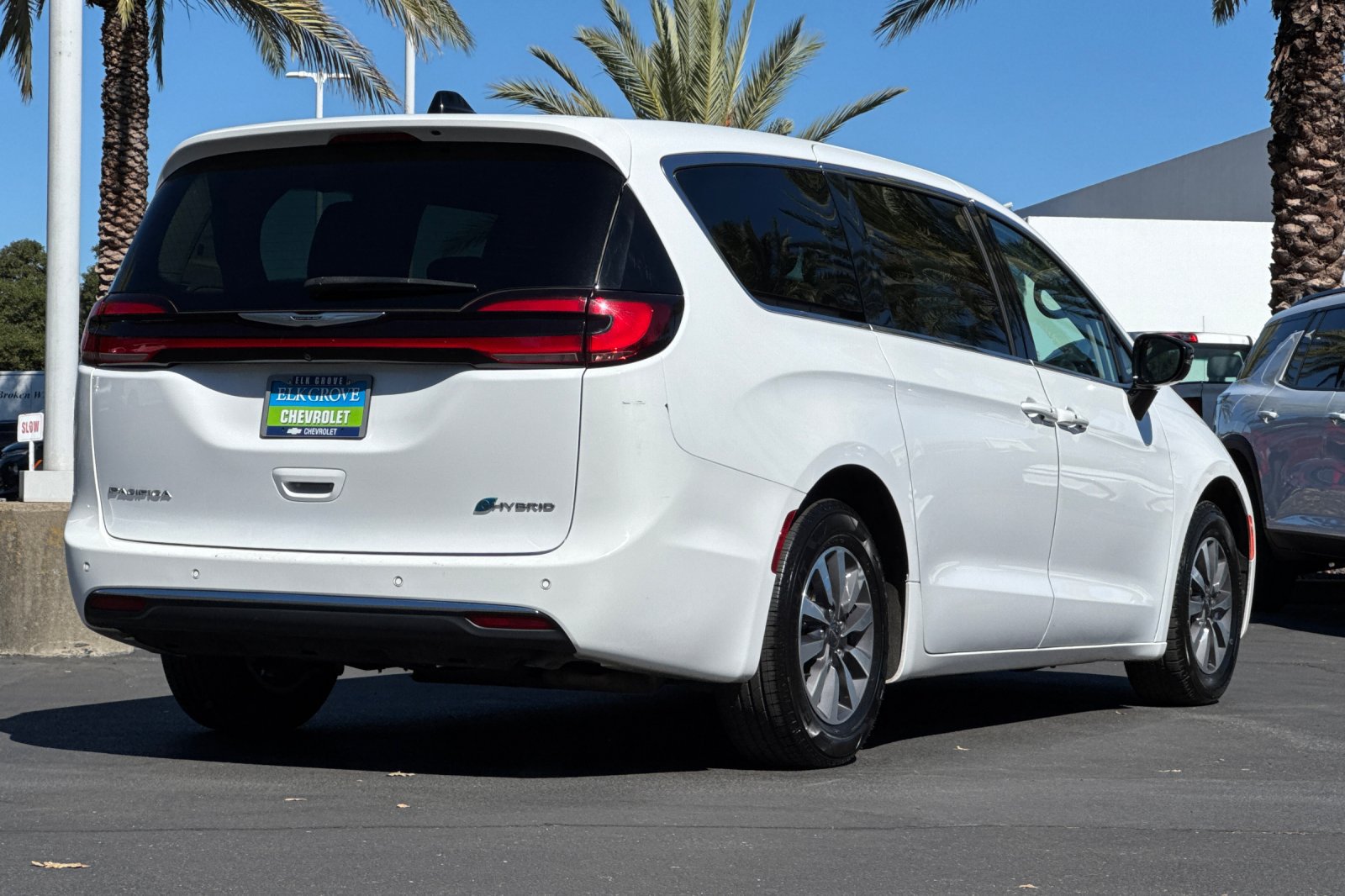 Used 2024 Chrysler Pacifica Limited FWD image 3