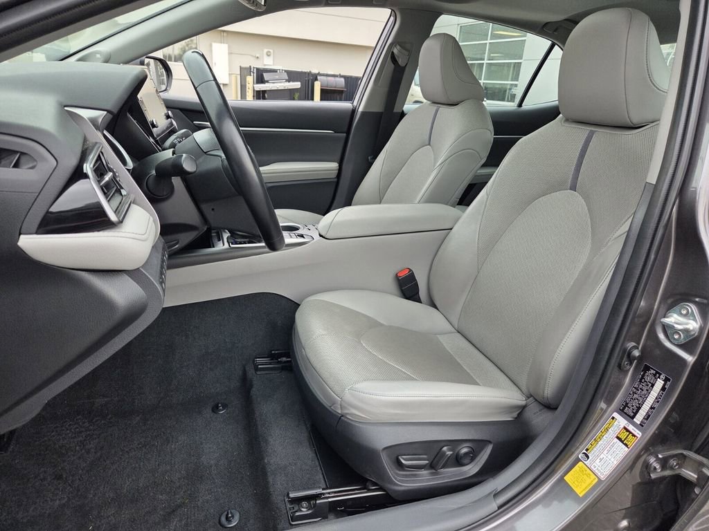 Used 2022 Toyota Camry XLE w/ Navigation Upgrade Package image 5