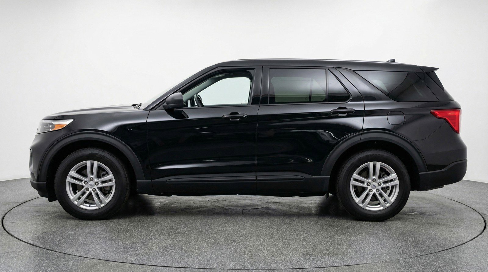 Used 2024 Ford Explorer XLT w/ Equipment Group 202A RWD image 5
