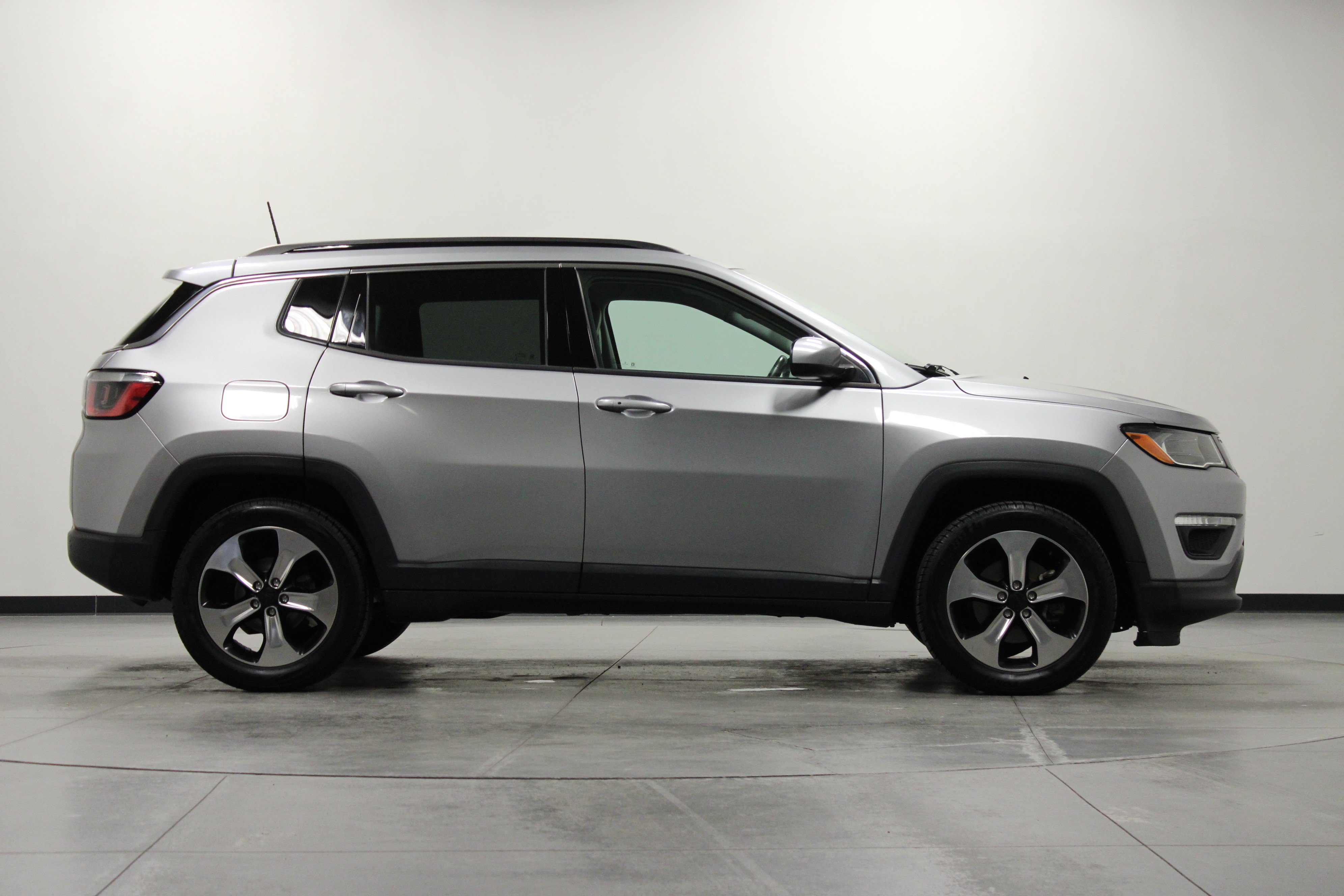 Used 2018 Jeep Compass Latitude w/ Popular Equipment Group FWD image 3