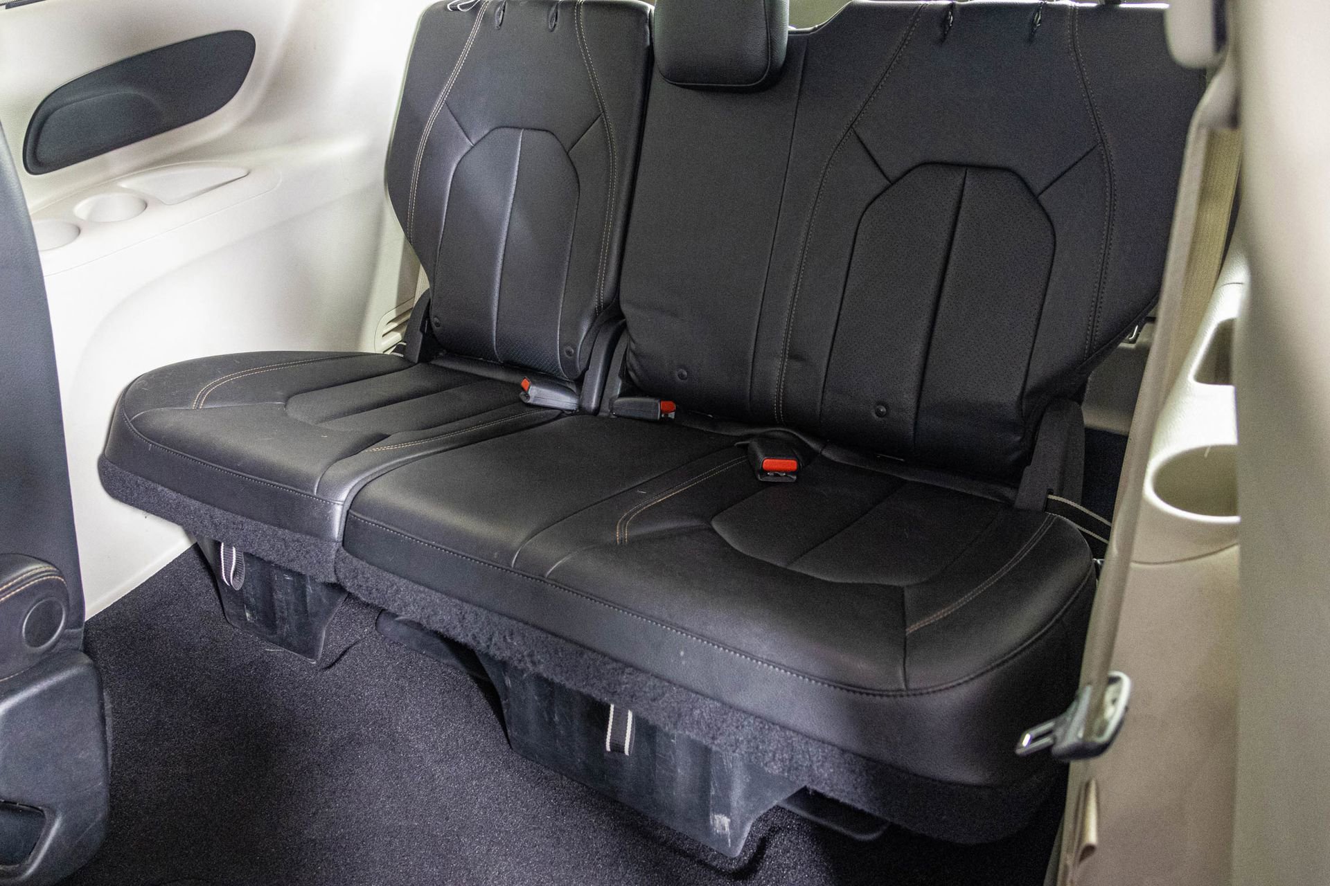 Used 2018 Chrysler Pacifica Touring-L image 37