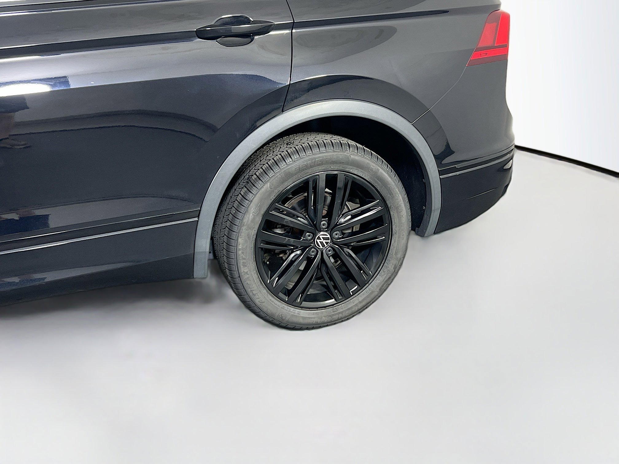 Used 2022 Volkswagen Tiguan SE R-Line image 30