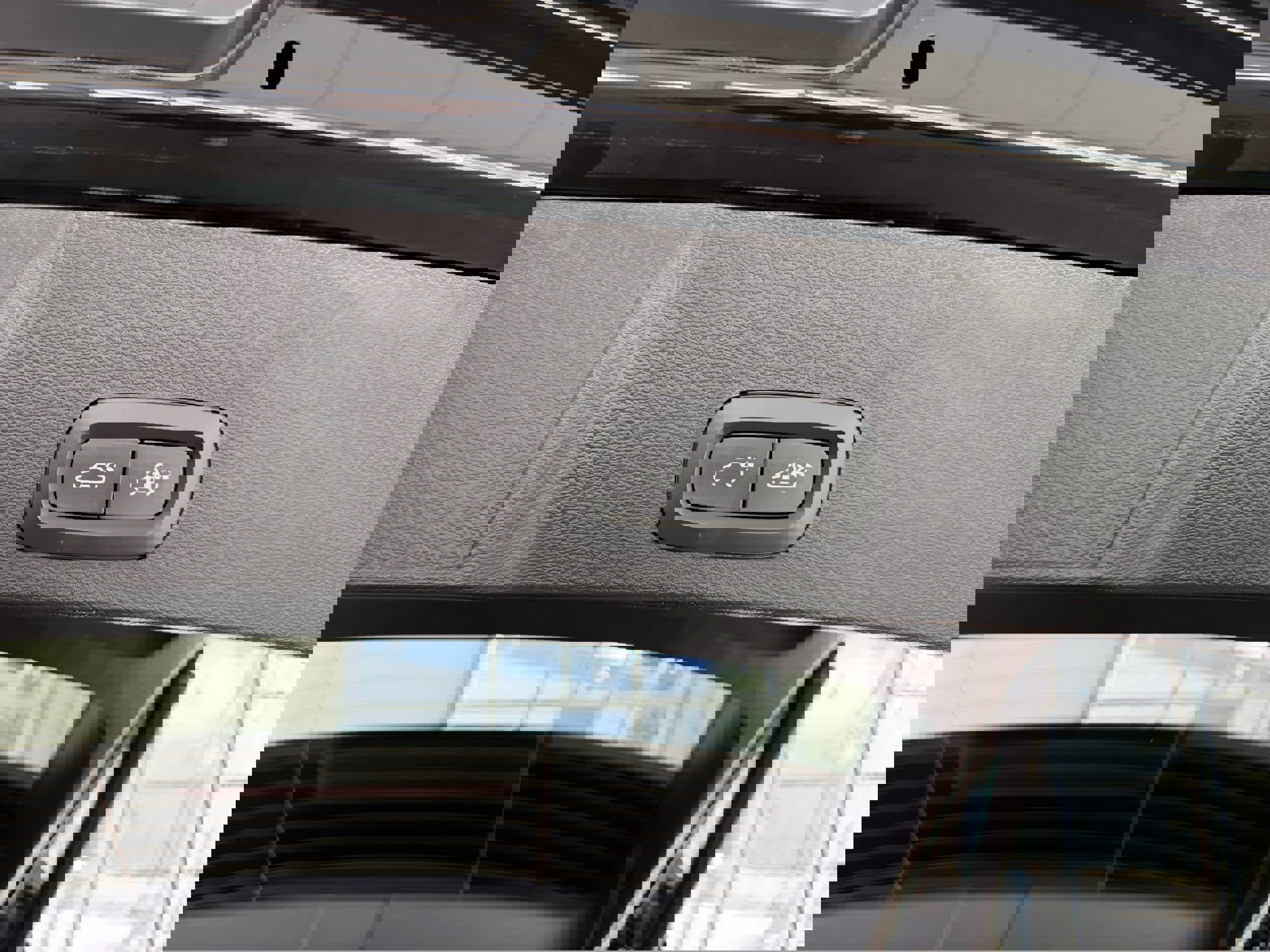 Certified 2025 Volvo XC40 B5 Plus image 28