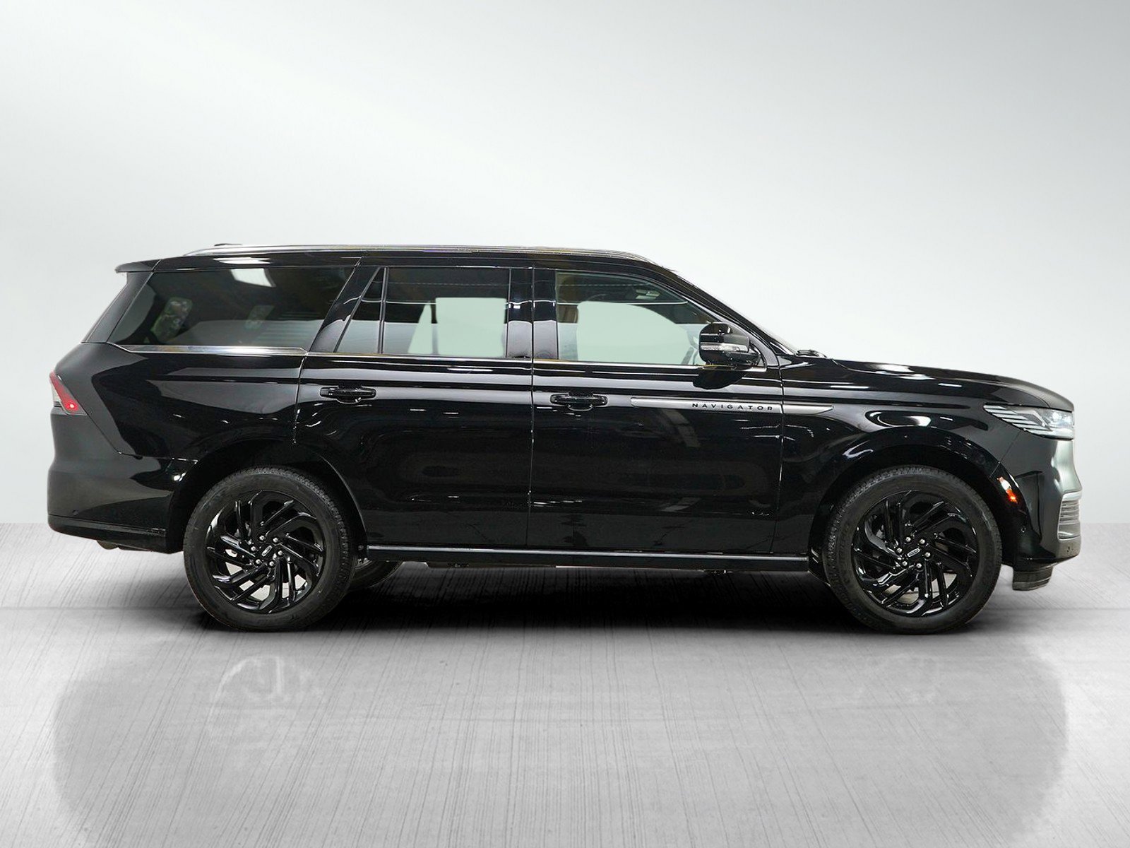 Used 2025 Lincoln Navigator Reserve AWD/4WD image 6