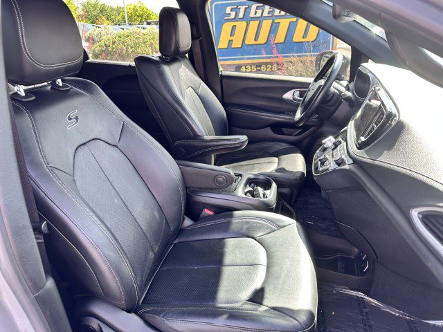 Used 2021 Chrysler Pacifica Touring-L w/ Uconnect Theater Family Group FWD image 21