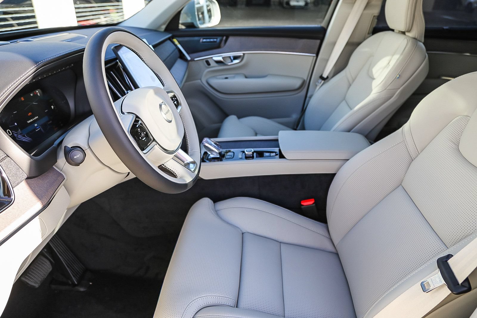 New 2026 Volvo XC90 T8 Ultra w/ Protection Package Premier AWD/4WD image 17