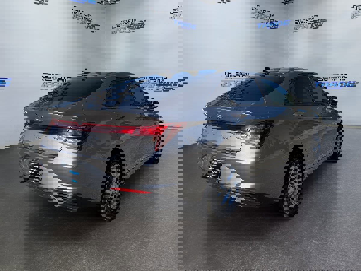 Used 2022 Hyundai Elantra SE image 5