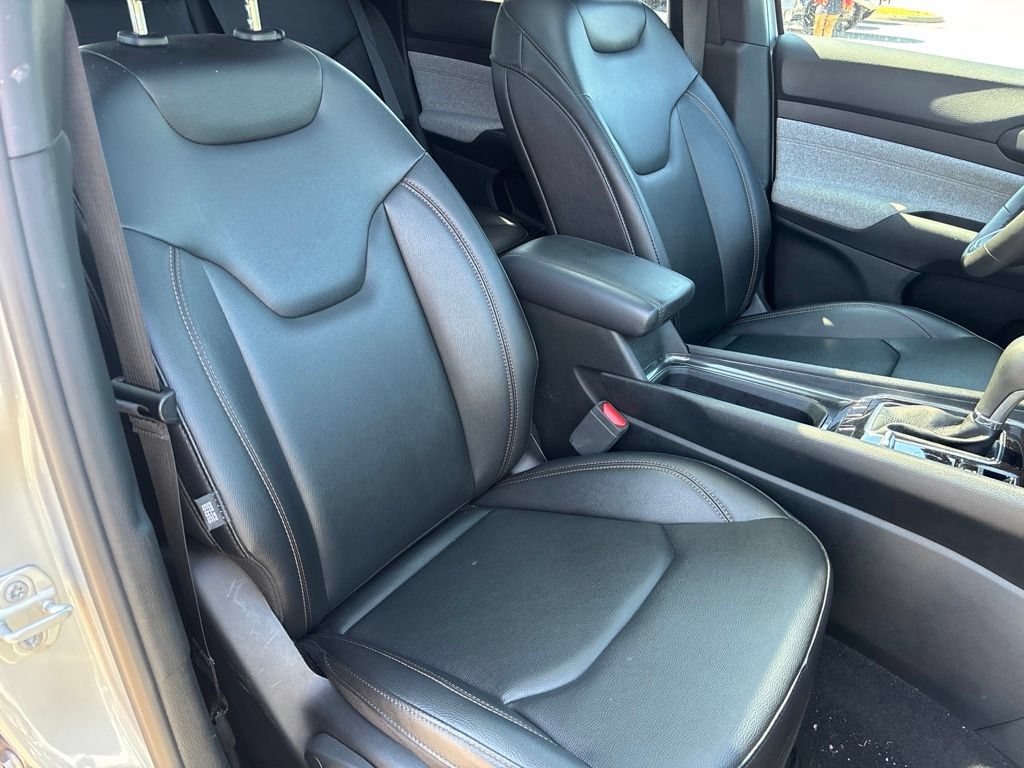 Used 2024 Jeep Compass Latitude w/ Sun and Sound Group AWD/4WD image 6