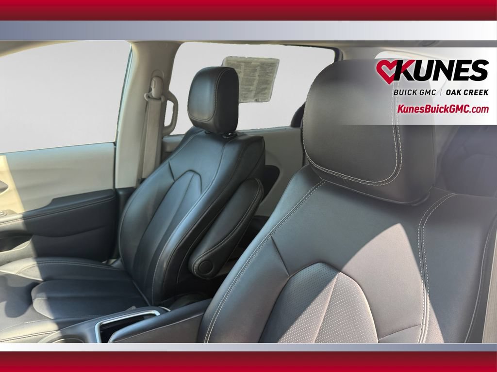 Used 2024 Chrysler Pacifica Touring-L FWD image 23