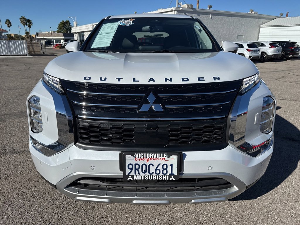 Used 2025 Mitsubishi Outlander SE image 2