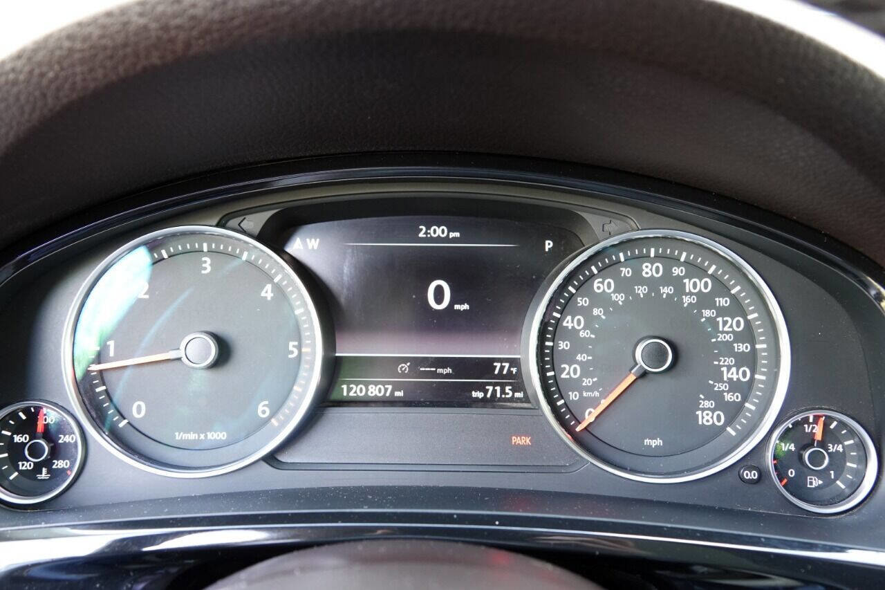 Used 2012 Volkswagen Touareg Sport image 6