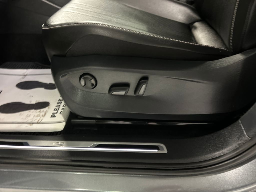 Used 2022 Volkswagen Tiguan SE R-Line image 11