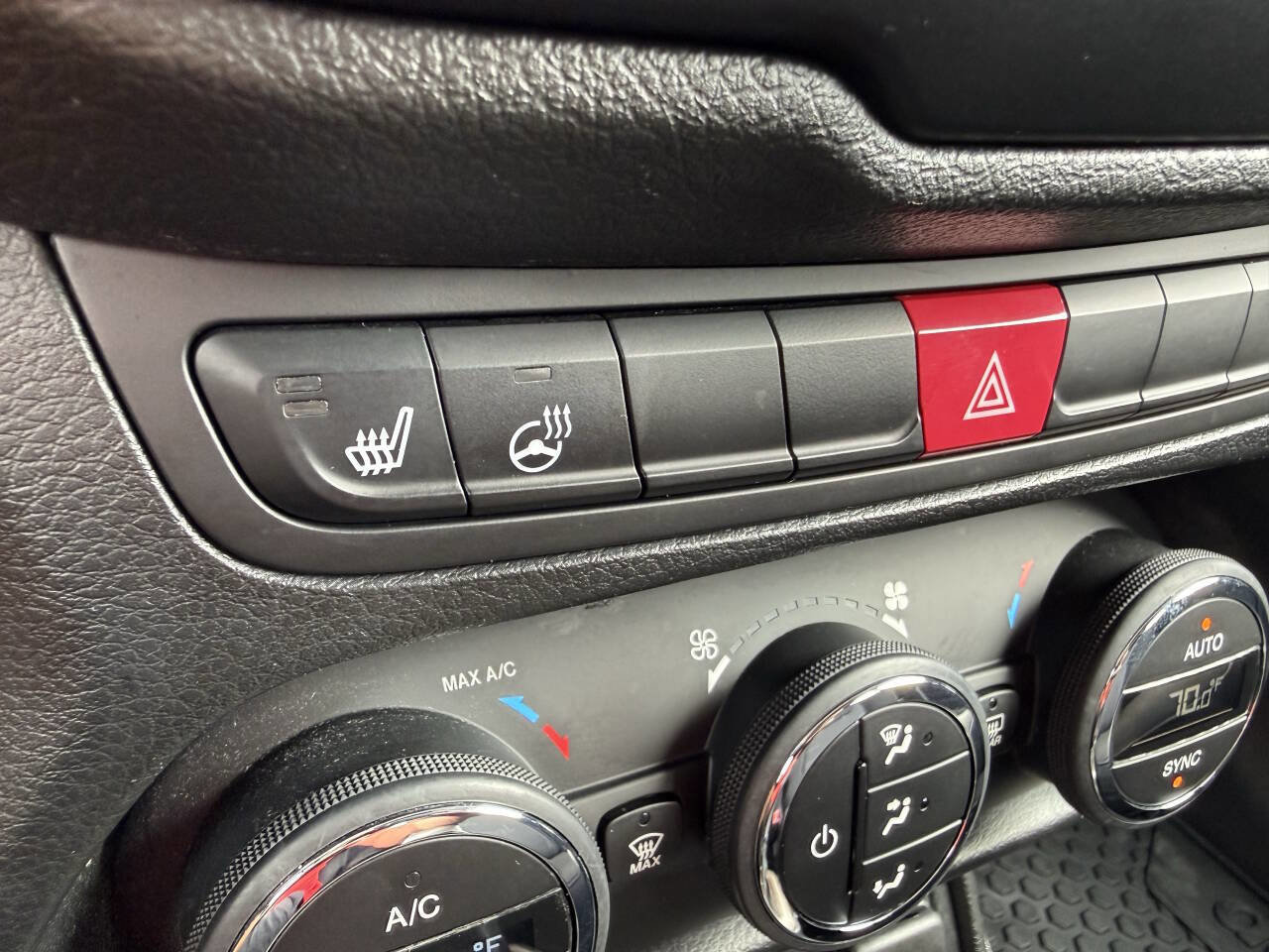 Used 2016 Jeep Renegade Latitude w/ Popular Equipment Group image 28