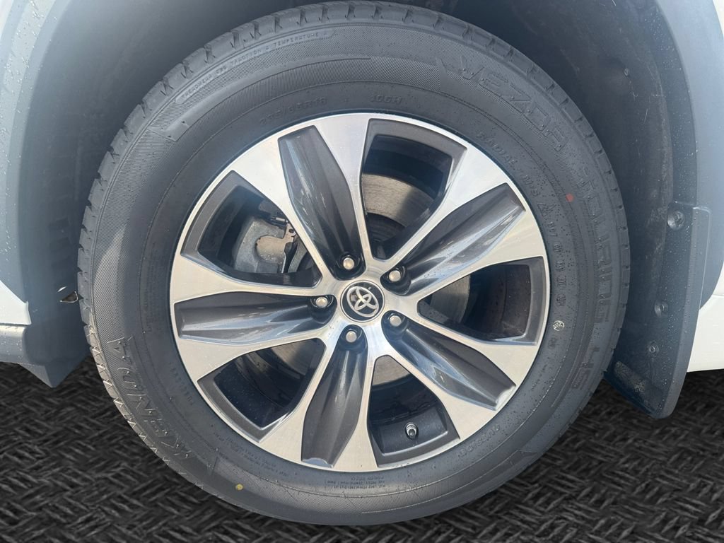 Used 2021 Toyota Highlander XLE AWD/4WD image 11