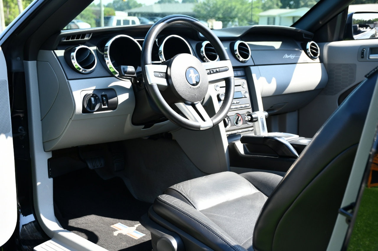 Used 2009 Ford Mustang Convertible image 15