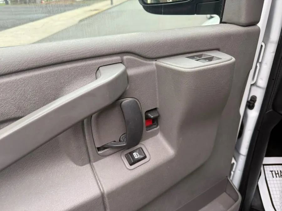 Used 2018 Chevrolet Express 2500 image 22