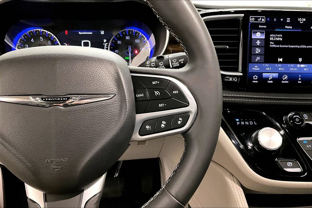 Used 2023 Chrysler Pacifica Limited FWD image 12