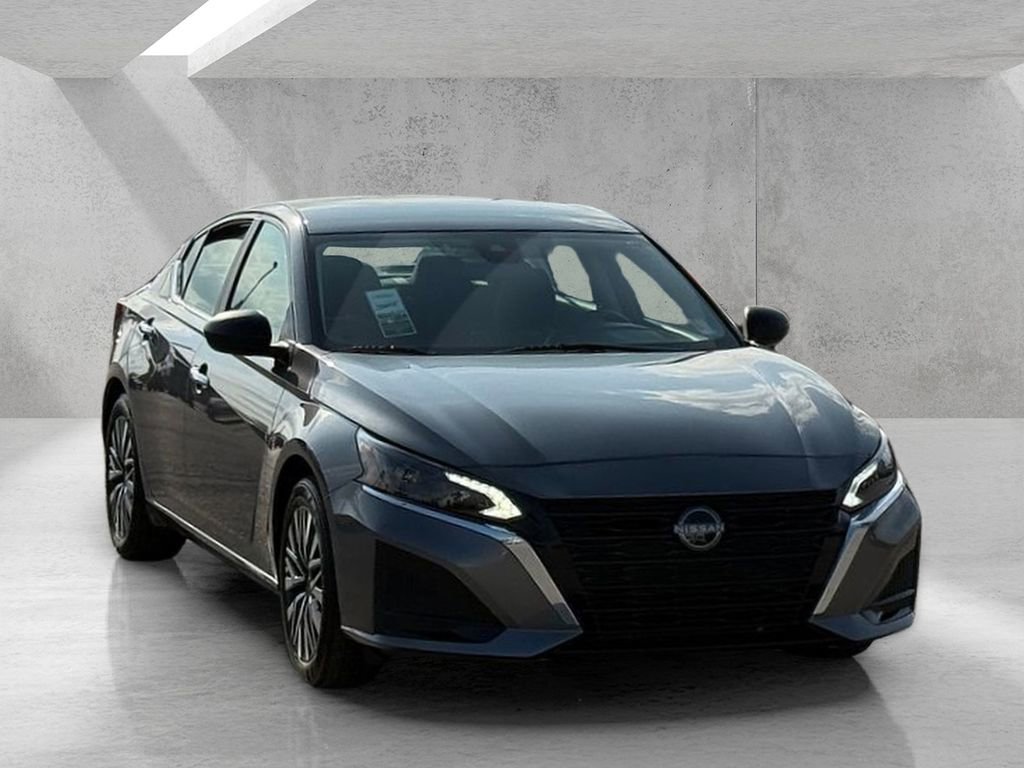 Used 2025 Nissan Altima 2.5 SV image 3