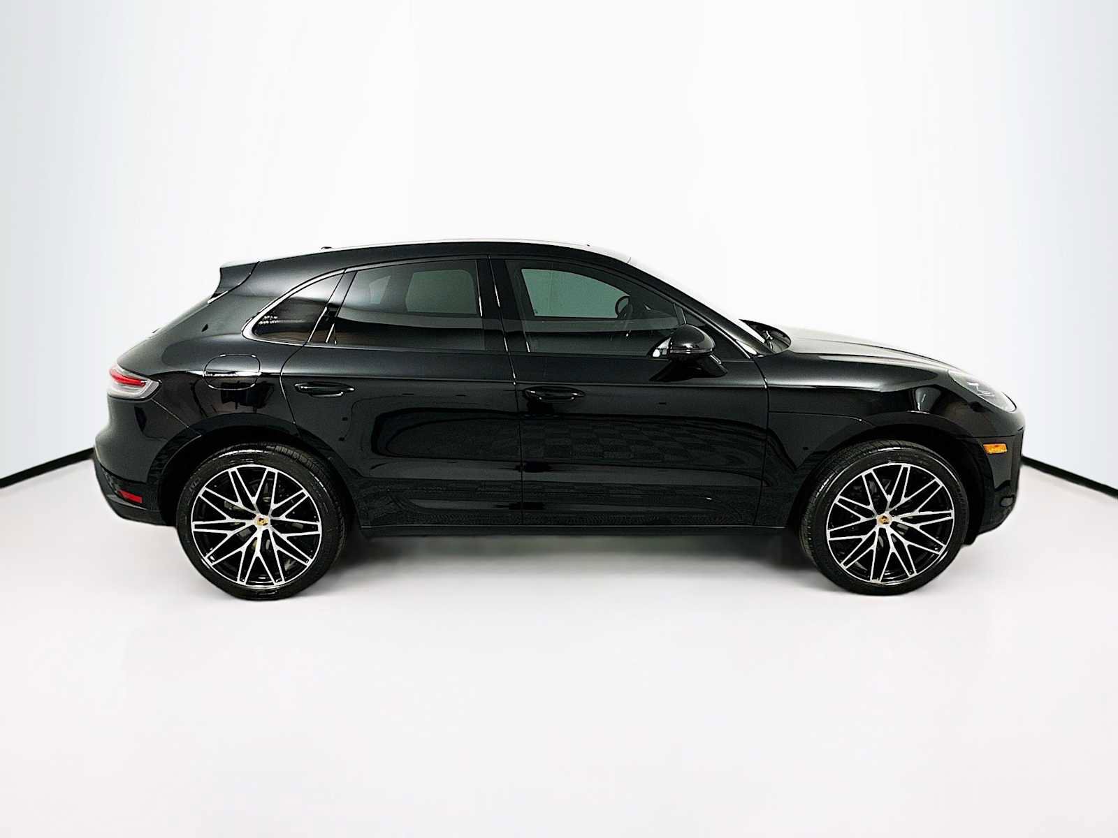 Certified 2025 Porsche Macan image 8