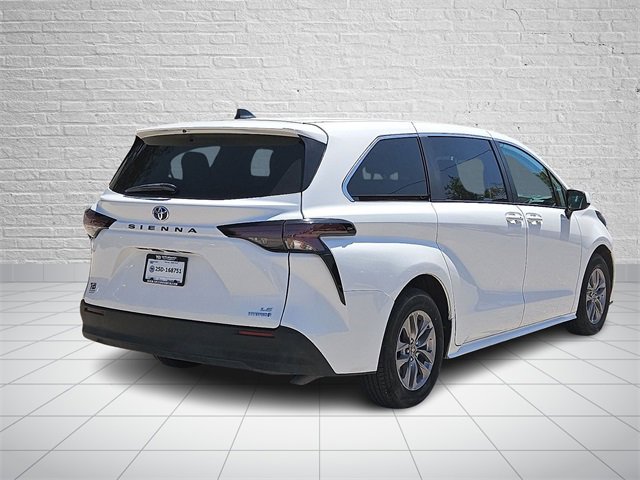 Used 2024 Toyota Sienna LE image 4