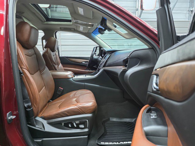 Used 2019 Cadillac Escalade Luxury AWD/4WD image 16