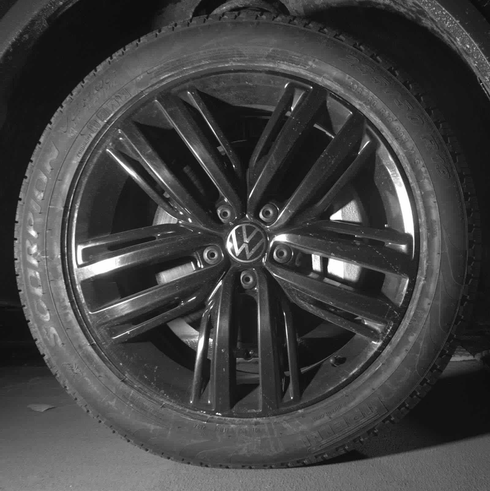 Used 2022 Volkswagen Tiguan SE R-Line image 9