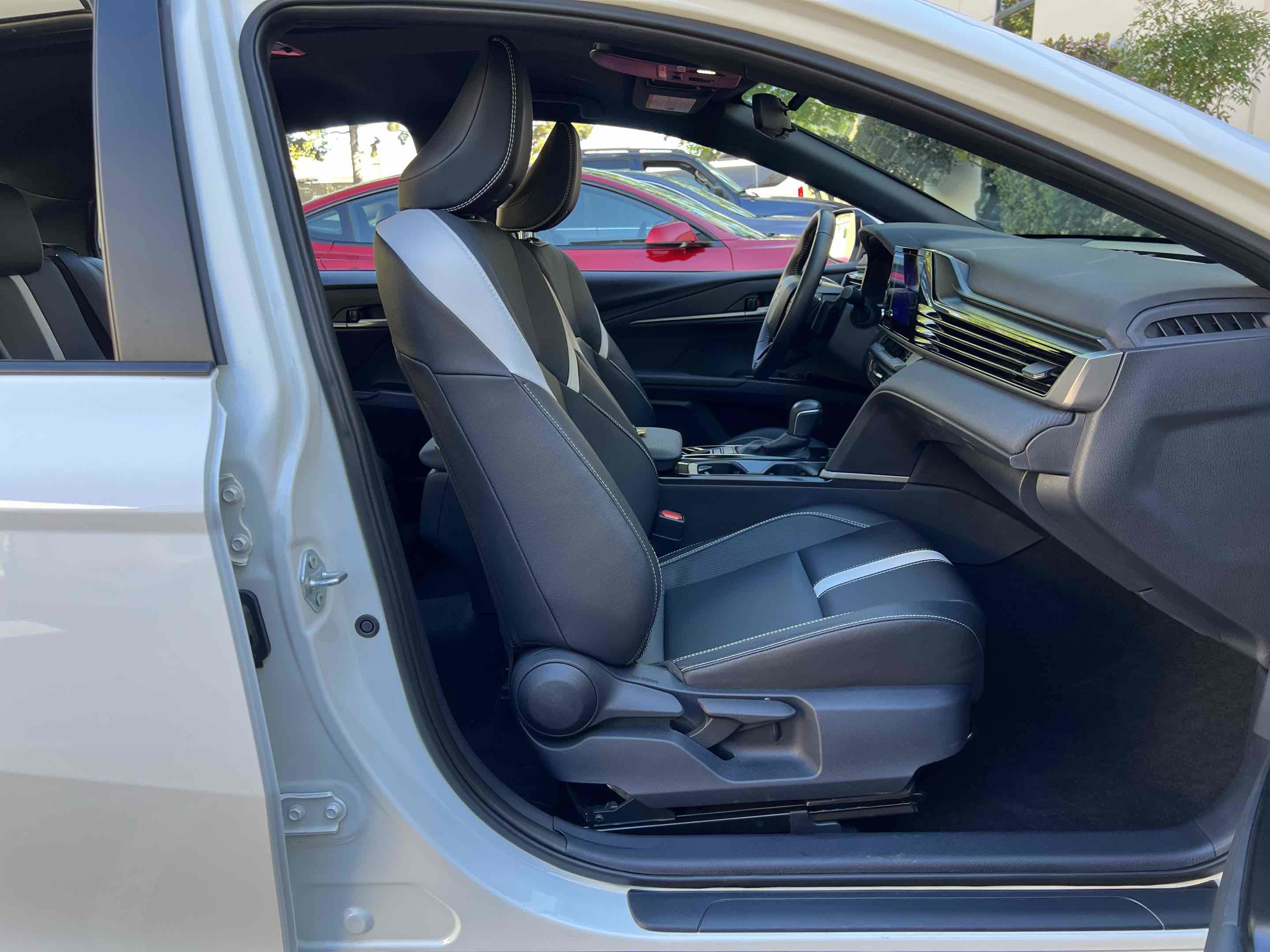 Used 2025 Toyota Camry SE image 32