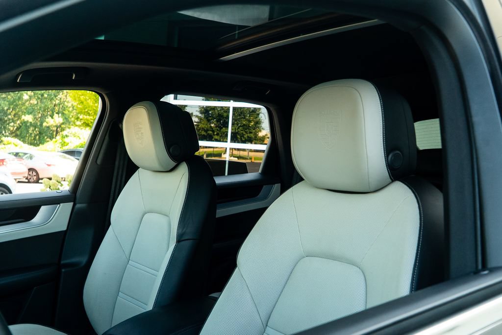 Used 2024 Porsche Cayenne AWD/4WD image 7