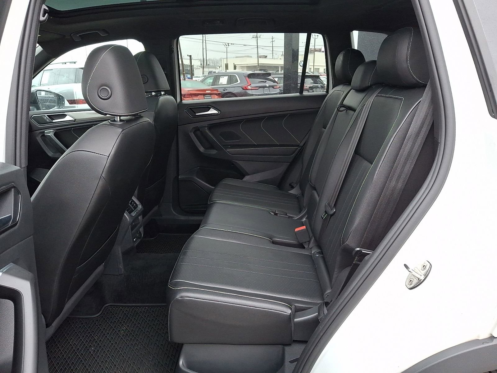 Used 2022 Volkswagen Tiguan SE R-Line image 11