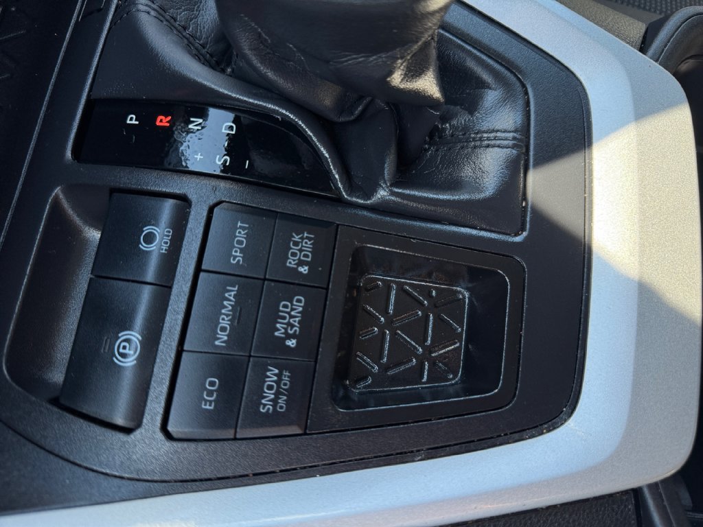 Used 2025 Toyota RAV4 LE AWD/4WD image 38