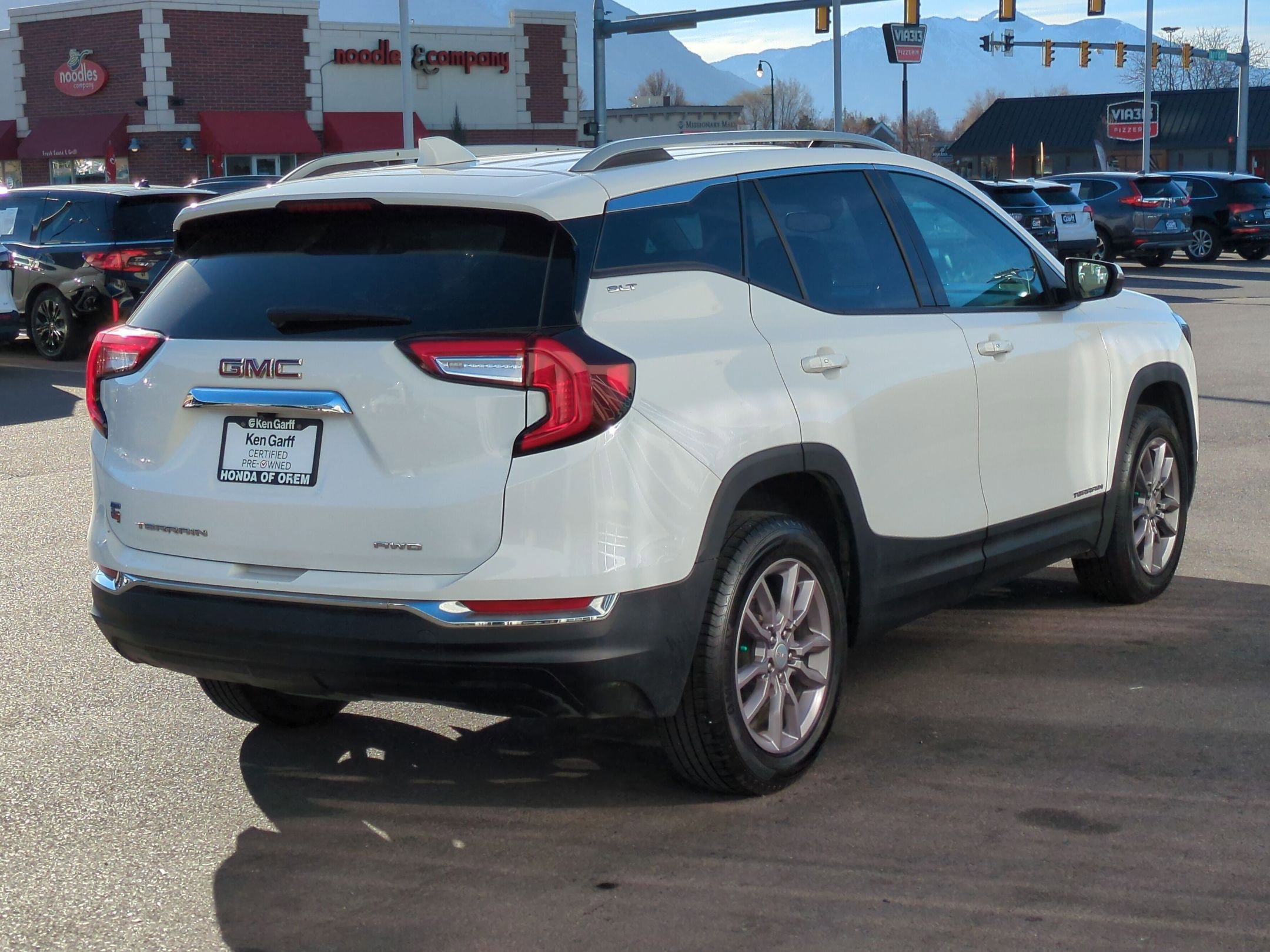 Used 2023 GMC Terrain SLT image 3