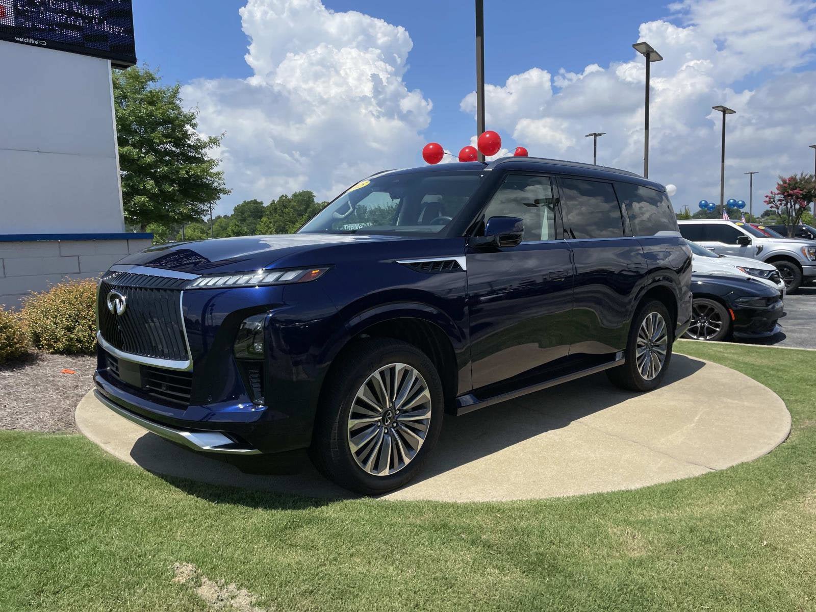 Used 2025 INFINITI QX80 Sensory AWD/4WD image 9