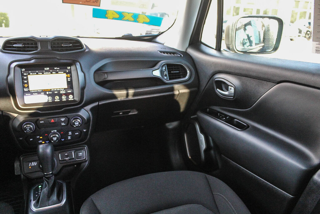Used 2023 Jeep Renegade Latitude AWD/4WD image 6